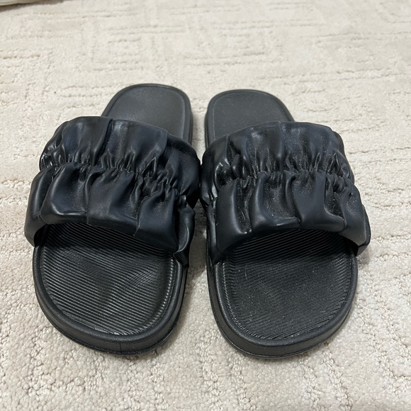 Black Flip Flops - Picture 1 of 6